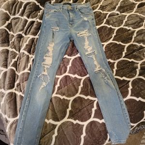 Light wash ripped jean.